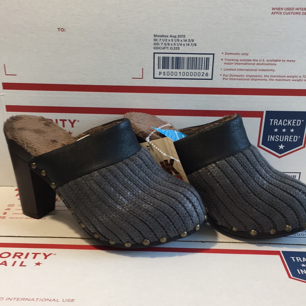 Size 6 Muk Luks Mule Clog with Faux Fur - Picture 4 of 7